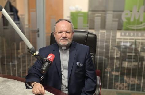 Ks. Marian Fatyga: W listopadzie pamiętamy o zmarłych