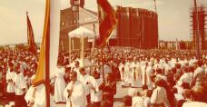 II Kongres Eucharystyczny, 15 maja 1988 r. - Wyjście procesji eucharystycznej z kościoła św. Józefa w Kielcach