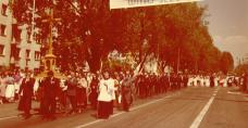 II Kongres Eucharystyczny, 15 maja 1988 r. - Początek procesji eucharystycznej z kościoła św. Józefa do katedry kieleckiej - na czele krzyż peregrynacyjny, dar św. Jana Pawła II