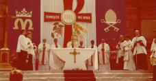 II Kongres Eucharystyczny, 15 maja 1988 r. - Procesja eucharystyczna z kościoła św. Józefa do katedry kieleckiej - nabożeństwo przed katedrą kielecką