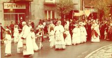 II Kongres Eucharystyczny, Skała 19 maja 1988 r. - Procesja eucharystyczna w stacji regionalnej