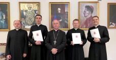 Bp Jan Piotrowski wręczył pierwsze nominacje Neoprezbiterom